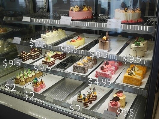 フィジーのナンディタウンの「Corner Cafe」のケーキと値段（コーナーカフェ）