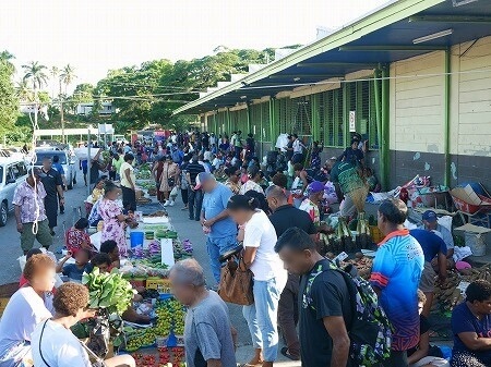 フィジーのナンディマーケットの外のお店