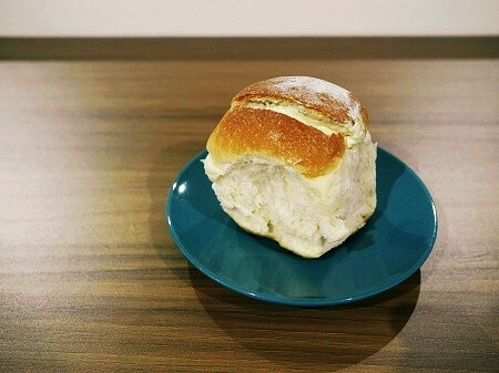 フィジーの人気パン屋さん「The Hot Bread Kitchen」（ザ・ホットブレッドキッチン）のクリームパン（cream bun）