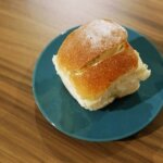 フィジーの人気パン屋さん「The Hot Bread Kitchen」（ザ・ホットブレッドキッチン）のクリームパン（cream bun）