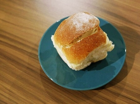 フィジーの人気パン屋さん「The Hot Bread Kitchen」（ザ・ホットブレッドキッチン）のクリームパン（cream bun）