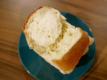 フィジーの人気パン屋さん「The Hot Bread Kitchen」（ザ・ホットブレッドキッチン）のクリームパン（cream bun）