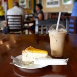 フィジーのナンディの人気カフェ「ブラチーノ」（Bulaccino）のアイスラテとチーズケーキ