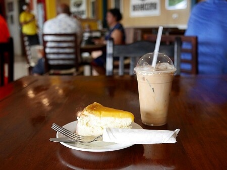 フィジーのナンディの人気カフェ「ブラチーノ」（Bulaccino）のアイスラテとチーズケーキ