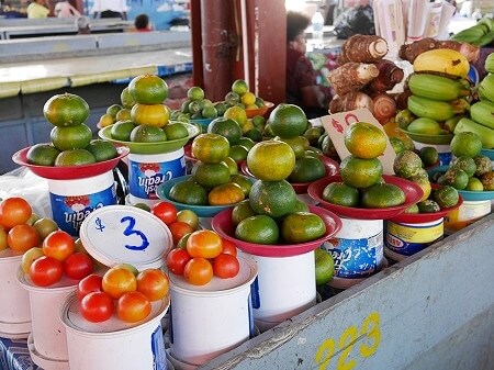 フィジーのラウトカマーケット（Lautoka Market）のマンダリンとトマト