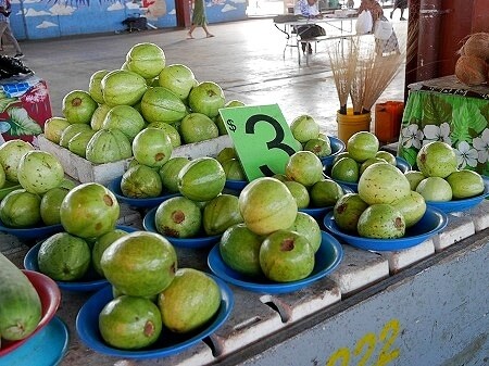 フィジーのラウトカマーケット（Lautoka Market）のグァバ