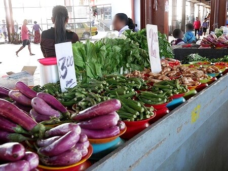 フィジーのラウトカマーケット（Lautoka Market）のナスとオクラ