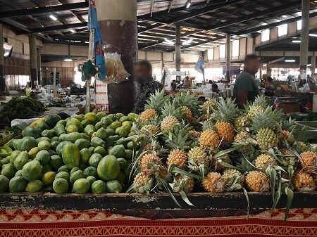 フィジーのラウトカマーケット（Lautoka Market）のパパイヤとパイナップル