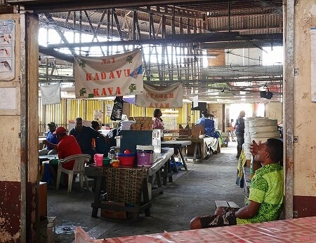 フィジーのラウトカマーケット（Lautoka Market）のカババー（kava bar）