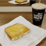 フィジーのマーティンタールのカフェ「The Coffee Hub Express Martintar（コーヒーハブ）」のアイスラテとレモンスライスケーキ