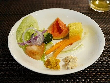 フィジーのナンディ空港の「フィジーエアウェイズプレミアラウンジ」（Fiji Airways Premier Lounge）のお食事