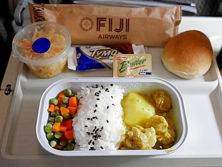 フィジーエアウェイズ搭乗記（フィジー発の機内食、チキンカレー）