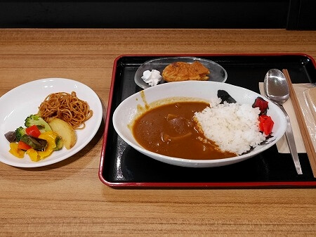 成田空港第１ターミナルのプライオリティパスで入れるラウンジ「I.A.S.S Superior Lounge -NOA-」のカレーと焼きそば