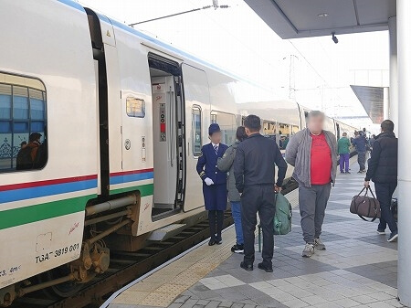 ウズベキスタンの高速鉄道「アフラシャブ号」乗車記（乗車券のチェック）