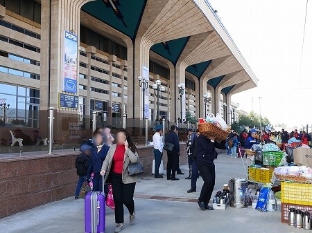 ウズベキスタンのサマルカンド駅