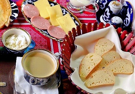 サマルカンド「ラバトブティックホテル」の朝食のナン（Rabat Boutique）