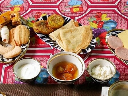 サマルカンド「ラバトブティックホテル」の朝食のズッキーニパンケーキ（Rabat Boutique）