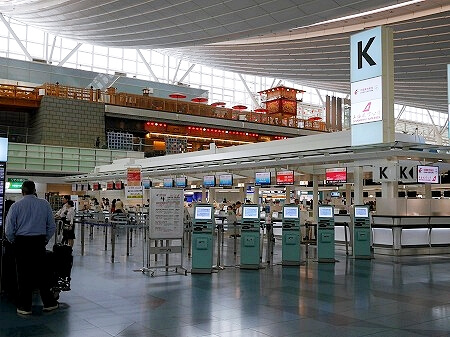 羽田空港第３ターミナルの中国東方航空のチェクインカウンター