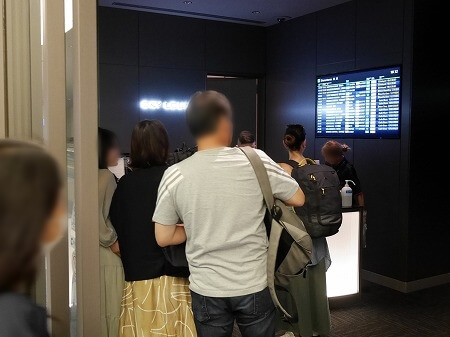 羽田空港第３ターミナルのプライオリティパスラウンジ「Sky Lounge South」の受付