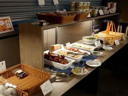 羽田空港第３ターミナルのプライオリティパスラウンジ「Sky Lounge South」の食べ物