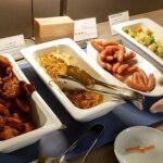 羽田空港第３ターミナルのプライオリティパスラウンジ「Sky Lounge South」のからあげ、焼きそば、ウインナー、温野菜