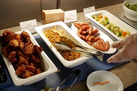 羽田空港第３ターミナルのプライオリティパスラウンジ「Sky Lounge South」のからあげ、焼きそば、ソーセージ、温野菜