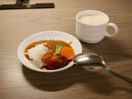 羽田空港第３ターミナルのプライオリティパスラウンジ「Sky Lounge South」のカレー
