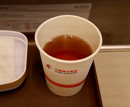 中国東方航空の羽田→上海浦東の機内食のお茶（MU540）