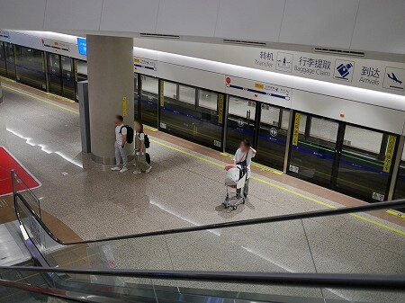 上海浦東空港での乗り継ぎで乗るシャトルトレイン乗り場（上海航空・中国東方航空でモロッコに行く時）
