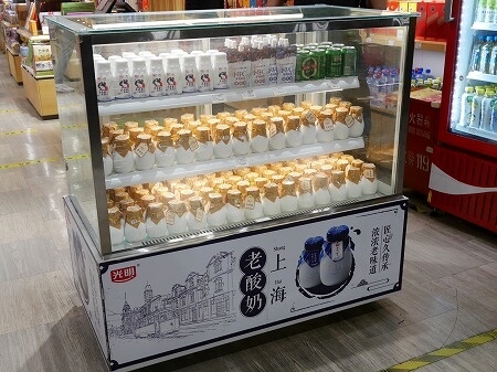 上海浦東空港第１ターミナルのお店の「上海老酸奶」（ヨーグルト）