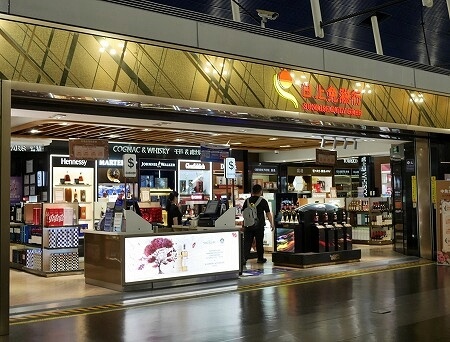 上海浦東空港第１ターミナルの免税店（お酒）