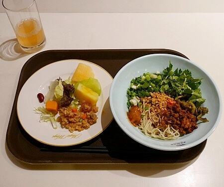 上海浦東空港第１ターミナルのVIPラウンジ36の混ぜ麺