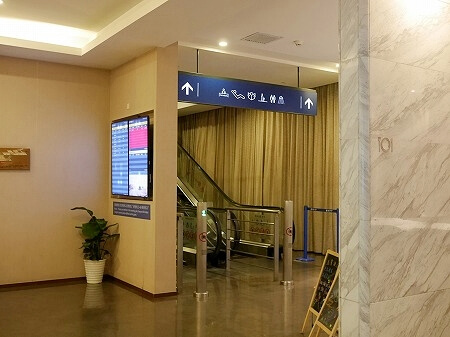 上海浦東空港第１ターミナルのVIPラウンジ36内のエスカレーター