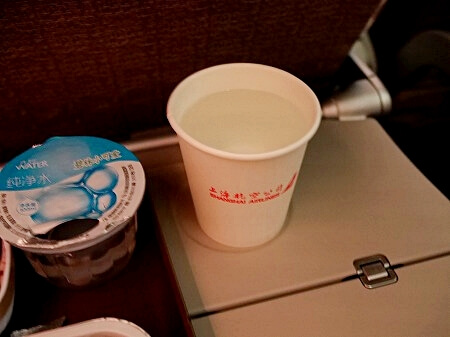 中国東方航空・上海航空の上海浦東→カサブランカの機内食のお湯（MU8585/FM871）