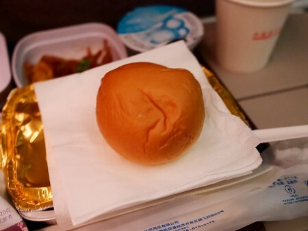 中国東方航空・上海航空の上海浦東→カサブランカの機内食のパン（MU8585/FM871）