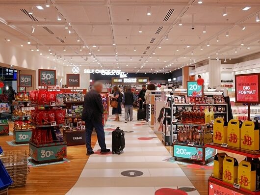 マルセイユ空港第１ターミナルのお土産屋さん（シェンゲン圏外）