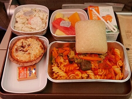 中国東方航空・上海航空の上海浦東→カサブランカの機内食（MU8585/FM871）