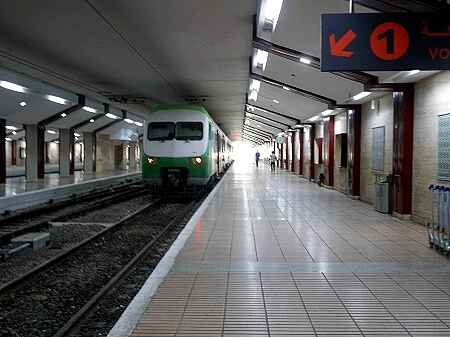 モロッコのカサブランカ空港のONCF鉄道駅「AEROPORT Med V」のホームと列車