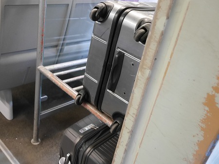 モロッコのカサブランカ空港から乗車したONCF鉄道の荷物置き場（１等車）