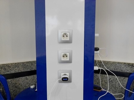 モロッコのカサブランカのCTMバスターミナル「カサブランカFAR」の待合室の充電スポット