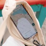 スリ・ひったくり対策におすすめのスマホケース、LAKOLE (ラコレ)の「ライトサコッシュ」のベージュ
