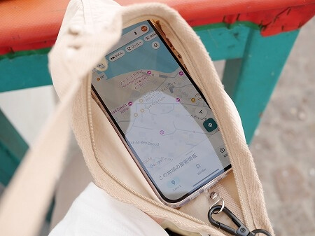 スリ・ひったくり対策におすすめのスマホケース、LAKOLE (ラコレ)の「ライトサコッシュ」のベージュ