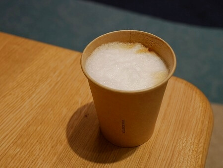 マルセイユ空港第１ターミナルのゲートエリアのカフェのカプチーノ（シェンゲン圏外）
