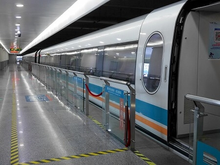 リニアモーターカー「マグレブ」の乗車口