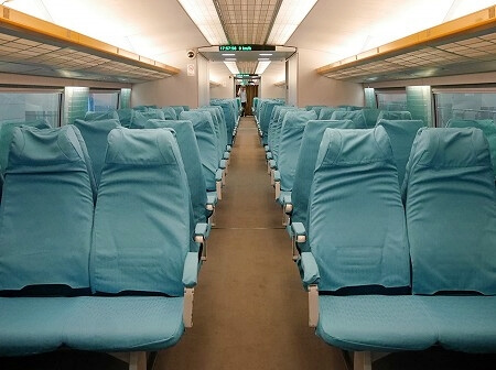 リニアモーターカー「マグレブ」の車内、席