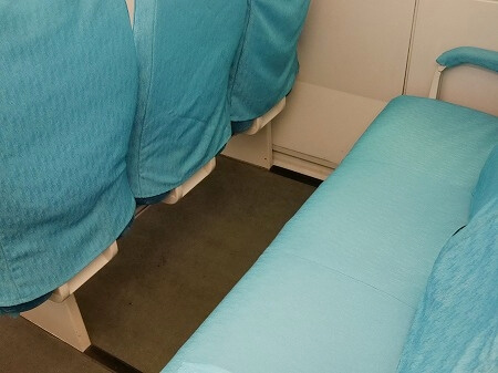 リニアモーターカー「マグレブ」の車内、席