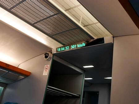 リニアモーターカー「マグレブ」の車内の速度表示