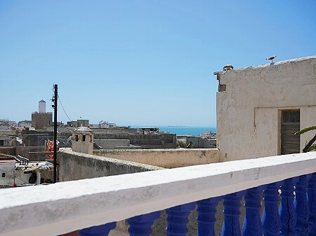 モロッコのサフィのおすすめホテル「リヤド サフィ（Riad Safi - maison historique）」の屋上からの景色（海）