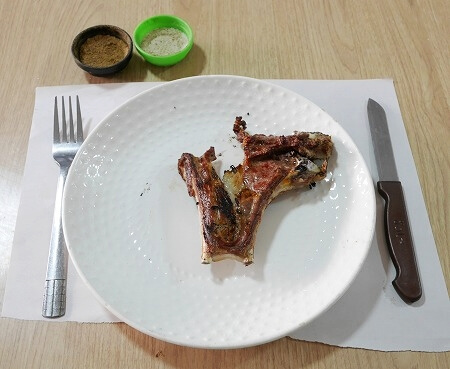 モロッコのサフィのドリッセ・ベンヌ・ヌセー通りの肉屋さんの羊肉