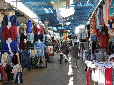 モロッコのサフィの旧市街の商店街の洋服屋（スーク・メディナ）